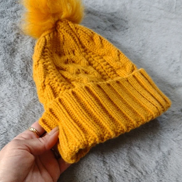 EUC Vince Camuto Knit Pom Beanie - Picture 6 of 7